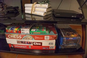 Una estantería con juegos de mesa, DVD y libros.