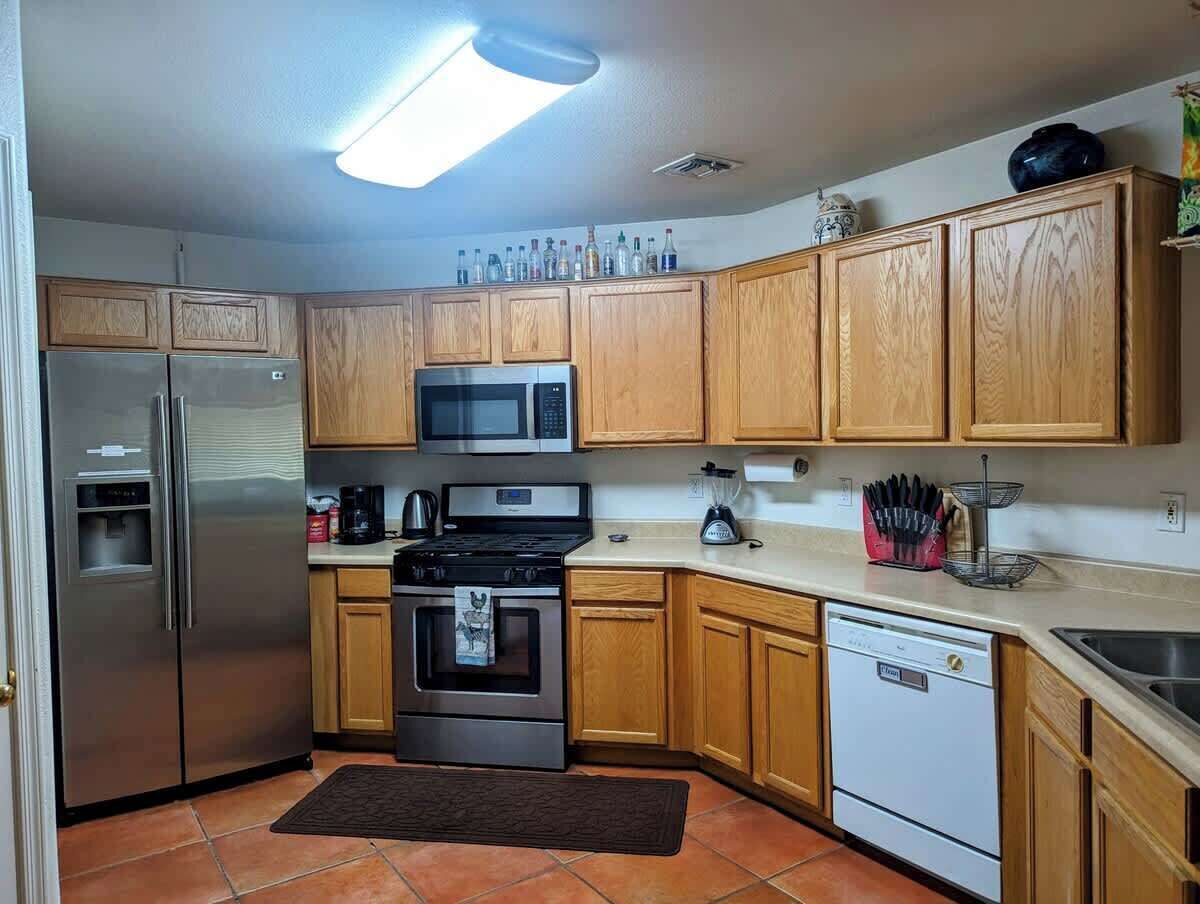 Coffee/tea maker, fridge, microwave, oven