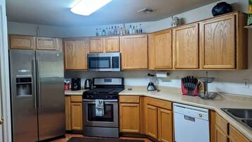 Coffee/tea maker, fridge, microwave, oven