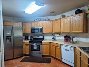 Cafetera y tetera, refrigerador, microondas y horno
