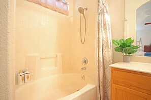 Combined shower/bathtub, hair dryer, shampoo