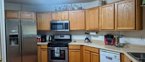 Een koelkast, een microgolfoven, een oven, een kookplaat