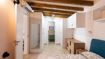 1 camera, ferro/asse da stiro, culla da viaggio, lenzuola