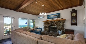 Fernseher, Kamin, Bücher