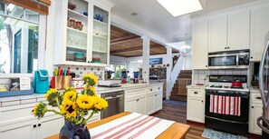 Frigorífic, microones, forn i placa de cuina