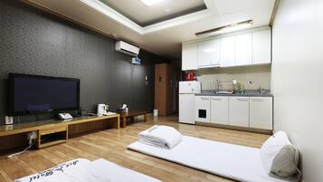 Standard Studio | Desk, free WiFi, bed sheets