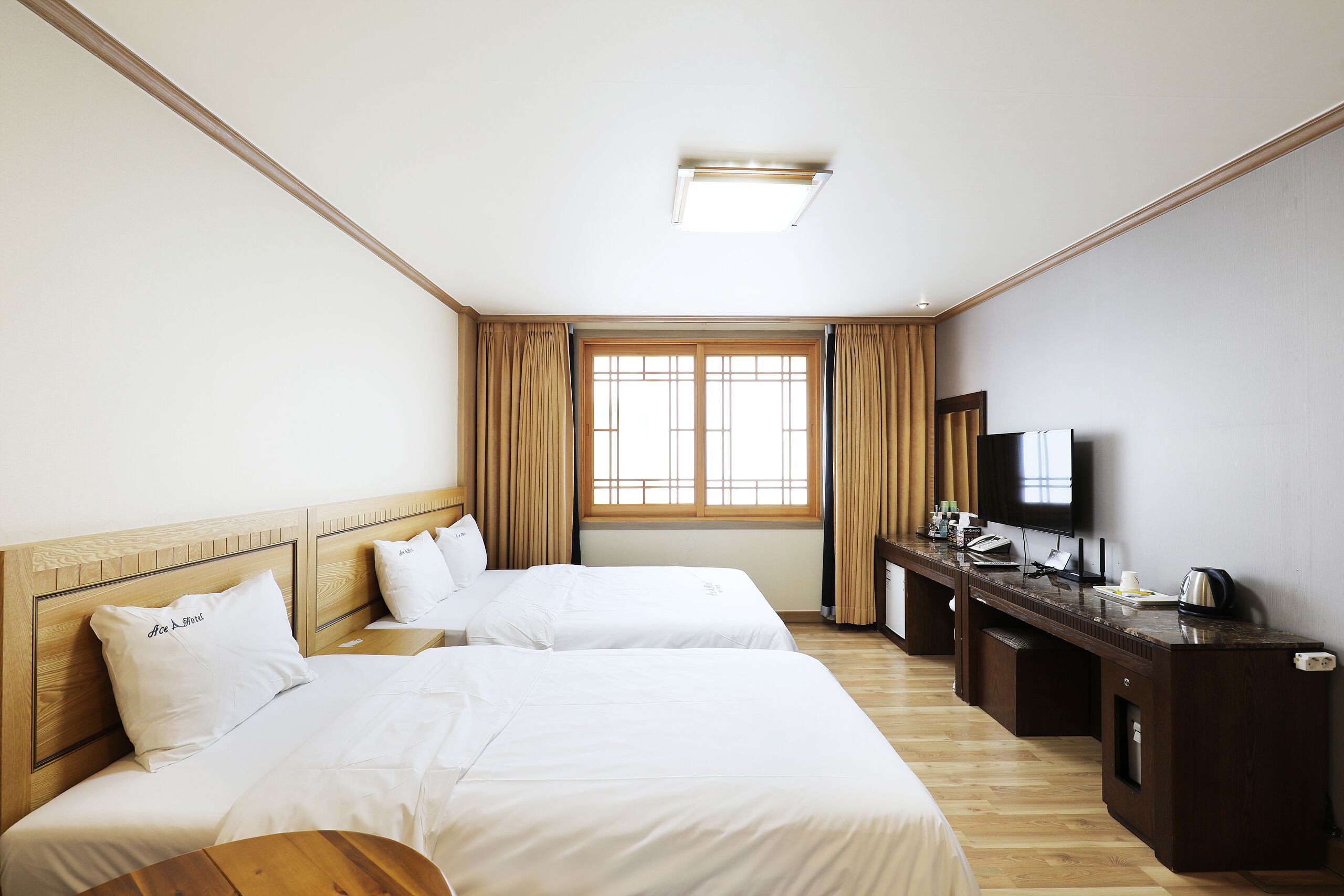 Chambre Standard avec lits jumeaux, plusieurs lits | Bureau, Wi-Fi gratuit, draps fournis