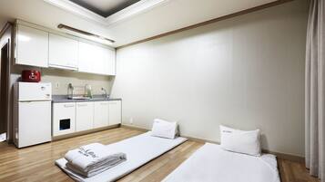 Standard Studio | Desk, free WiFi, bed sheets