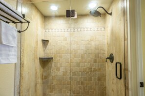 Badewanne, Haartrockner, Handtücher, Seife