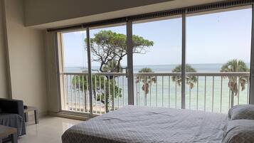 Tabla de planchar con plancha, wifi y ropa de cama