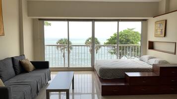 Tabla de planchar con plancha, wifi y ropa de cama