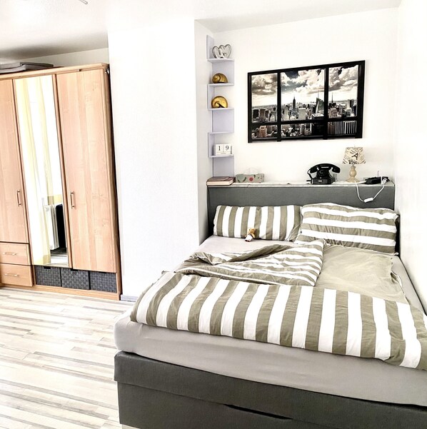 Bed sheets - Small but yours... small 1 room flat with balcony (Pforzheim)