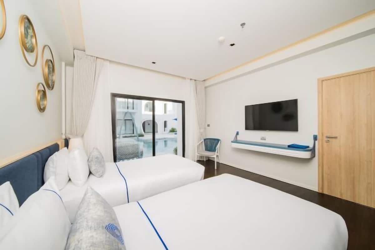 1 bedroom, hypo-allergenic bedding, down duvets, minibar