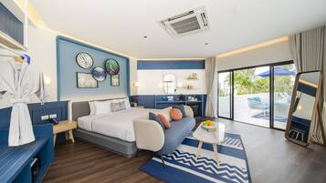 Une chambre d’hôtel moderne, équipée d’un lit, d’une table de chevet et offrant une vue sur l’espace extérieur.