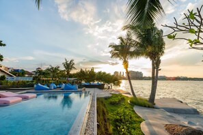 Beach nearby, black sand, beach shuttle, beach bar