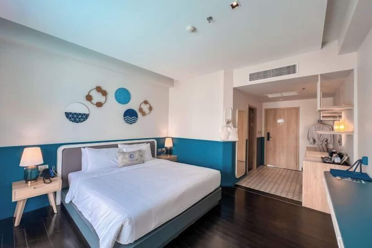 1 bedroom, hypo-allergenic bedding, down duvets, minibar