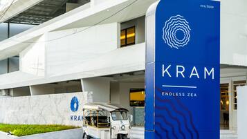 Un edificio moderno con fachada blanca y un letrero azul que dice "KRAM ENDLESS ZEA".