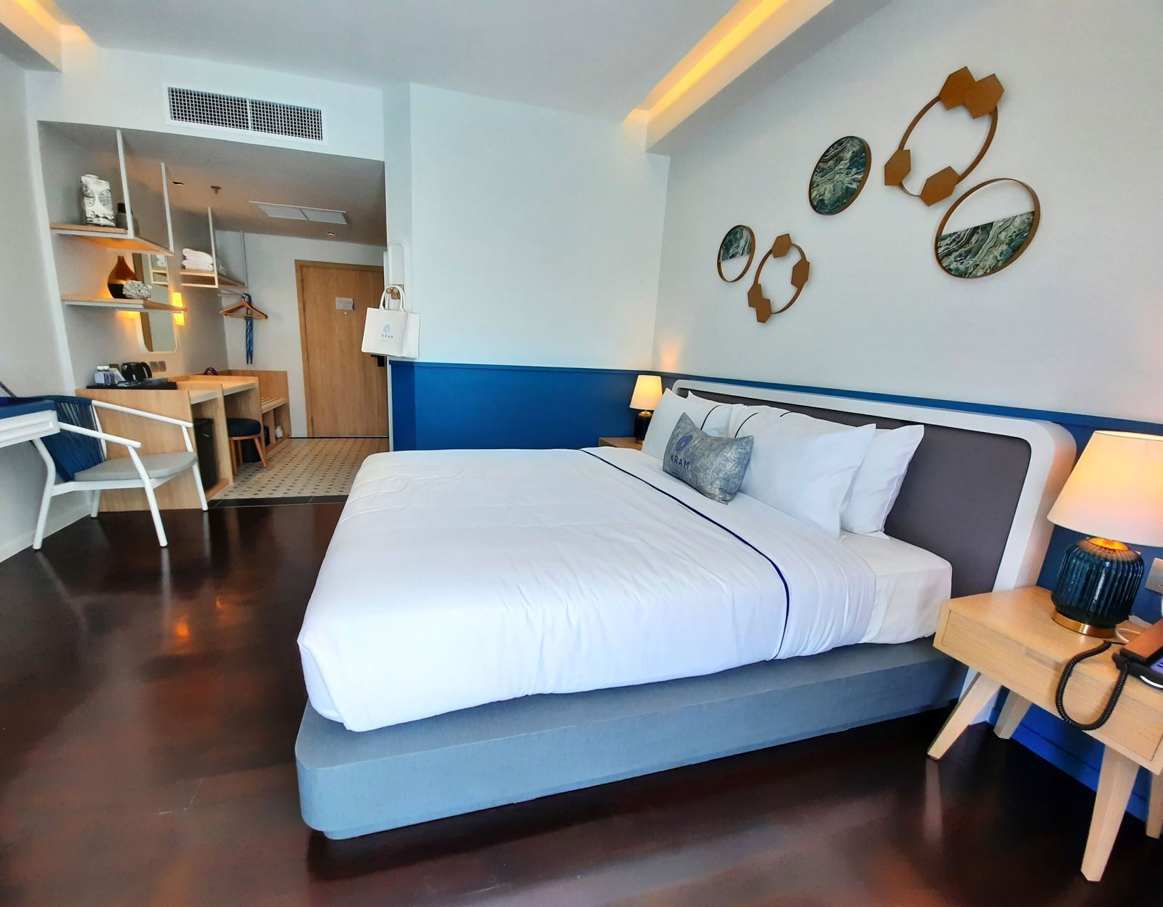Ropa de cama hipoalergénica, edredón y minibar 