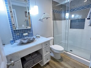 Dusche, Handtücher, Seife, Toilettenpapier