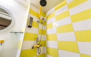 Basic-Zimmer | Badezimmer | Kostenlose Toilettenartikel, Haartrockner, Handtücher, Seife