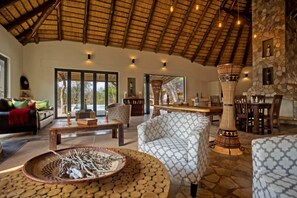 Lobby sitting area - Vuyani River Lodge (Hoedspruit)