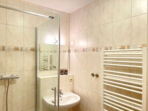 Shower, hair dryer, soap - Wellenreiter, Deutschland (Rerik)