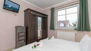 2 bedrooms, travel cot, WiFi