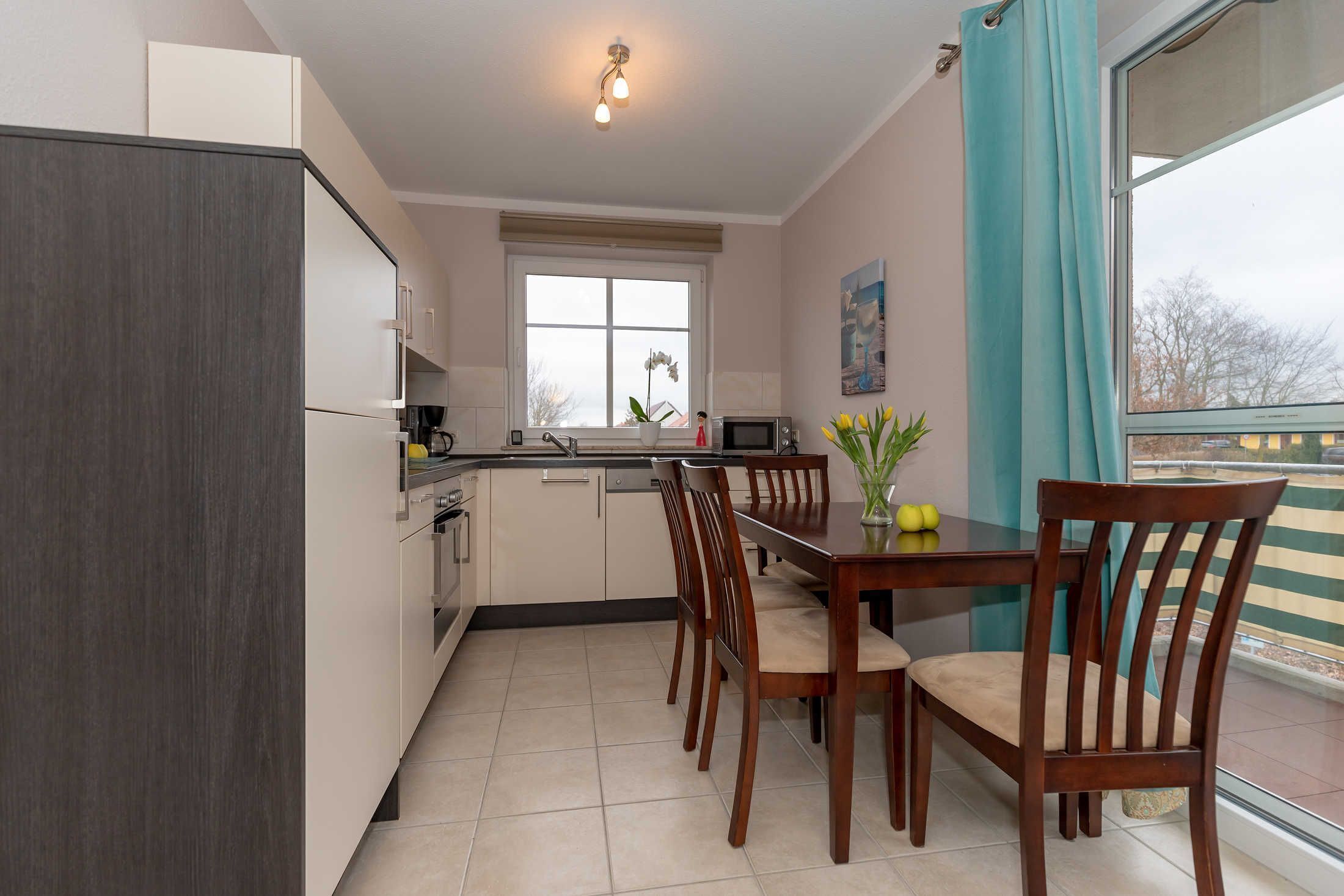 Een koelkast, een microgolfoven, een oven, een vaatwasser