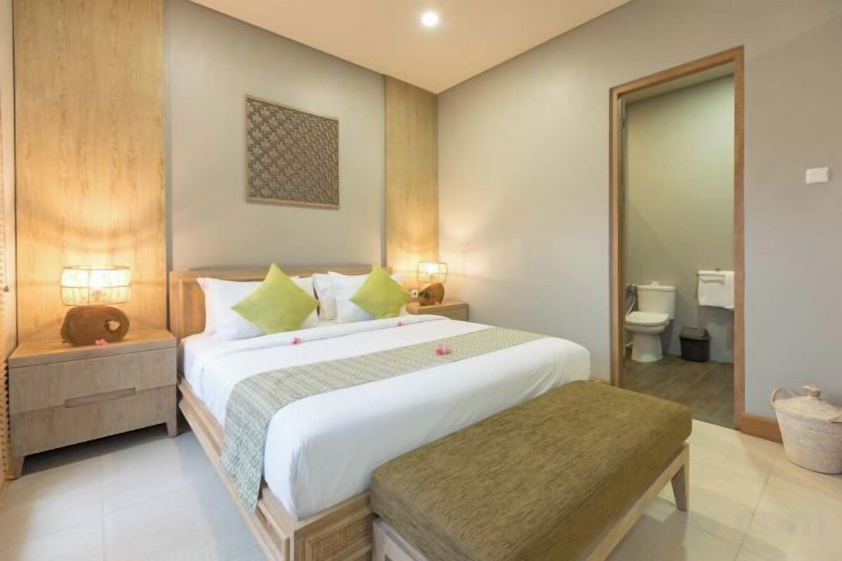 In-room safe, desk, WiFi (free), bed sheets