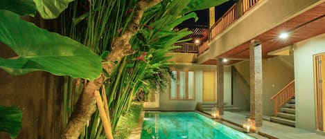 Hồ bơi ngoài trời
