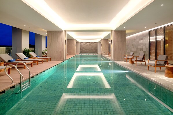 Indoor pool, pool loungers