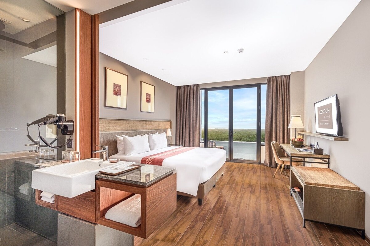 Deluxe Double Room, Balcony | Premium bedding, in-room safe, desk, laptop workspace