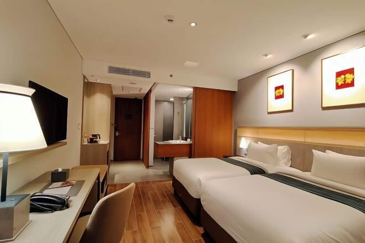 Minibar, coffres-forts dans les chambres, bureau
