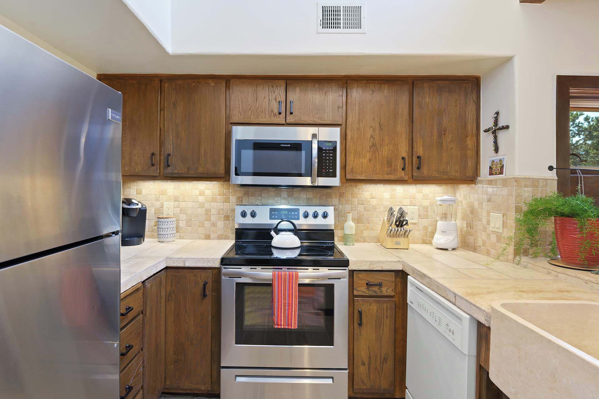 Kylskåp, mikrovågsugn, ugn och spishäll