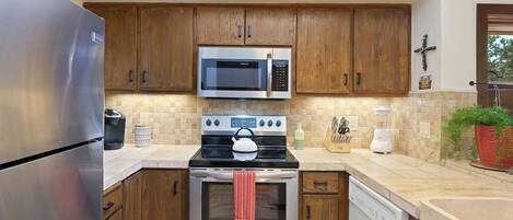 Kylskåp, mikrovågsugn, ugn och spishäll