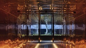 A corridor with reflective walls and a central light strip. - Hotel tou nishinotoin kyoto (Kyoto)