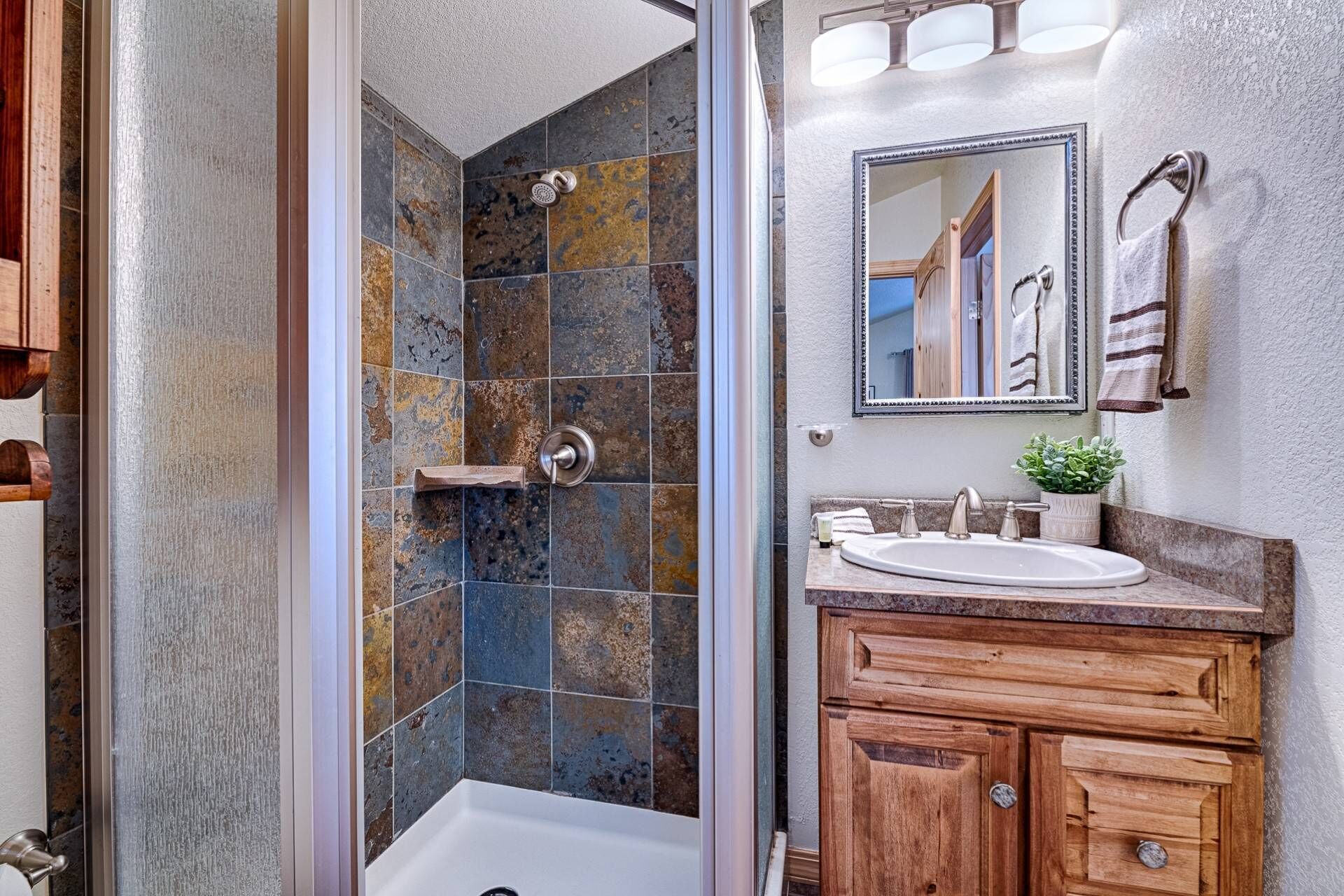 吹风机、毛巾、洗发水