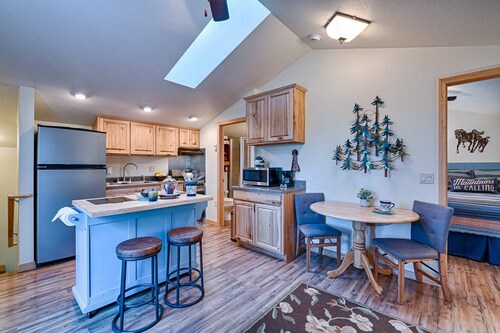 Sancho's Casita: Cozy Studio with Full Kitchen, 15 Minutes to Wolf Creek, 10 Minutes to Hot Springs