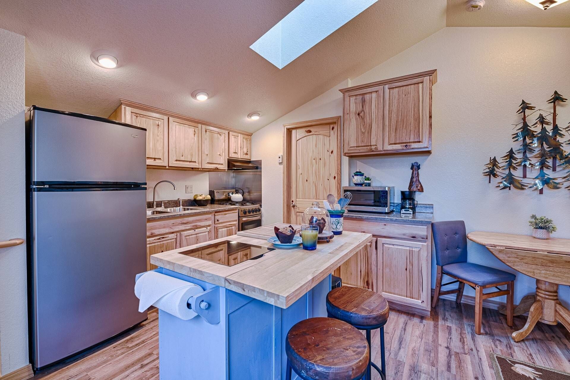 Fridge, microwave, dishwasher, coffee/tea maker