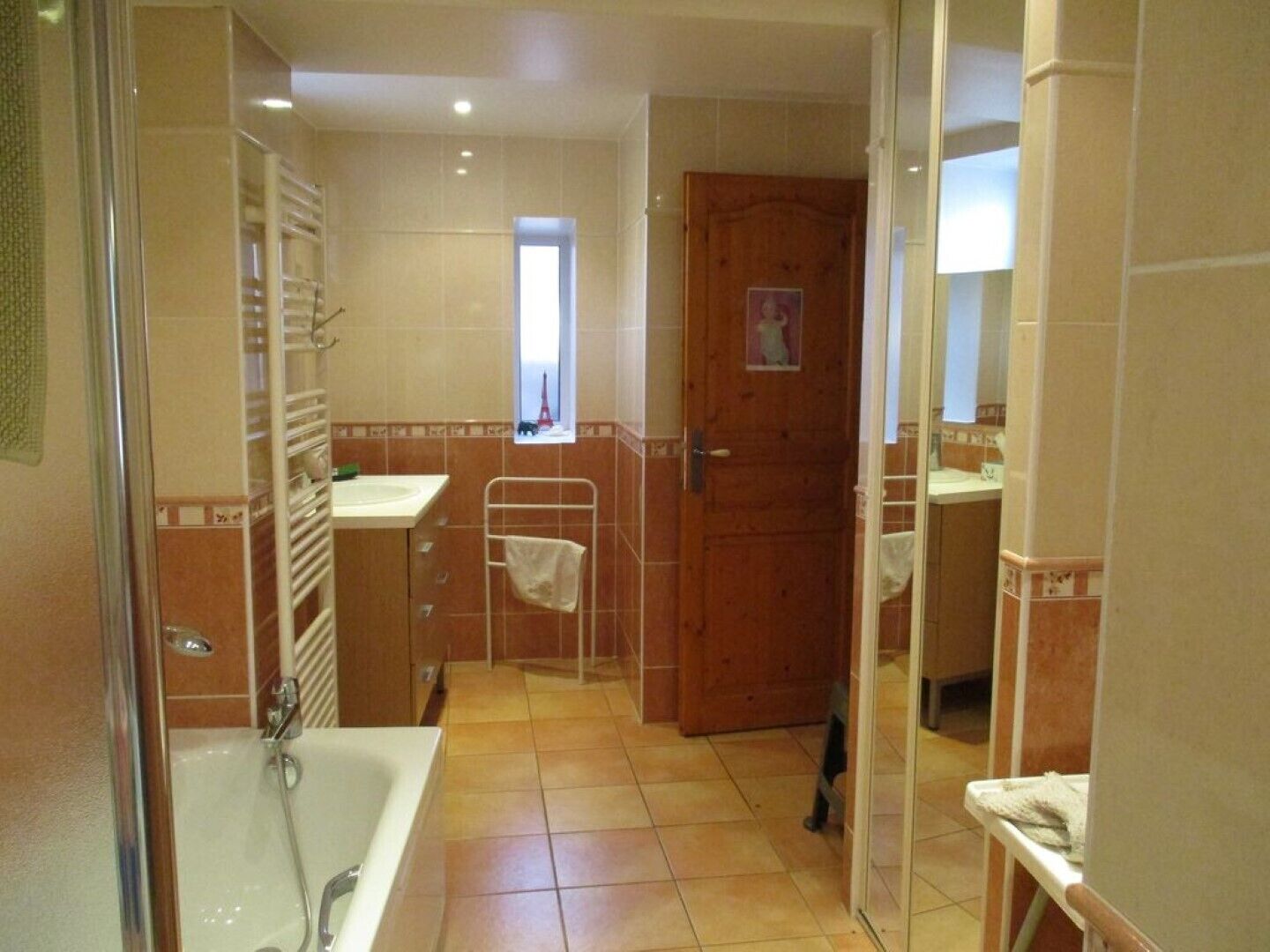 Ein Badezimmer mit Badewanne, Waschbecken und Spiegel.
