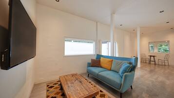 Deluxe Villa, Non Smoking | 1 bedroom, iron/ironing board, free WiFi, bed sheets