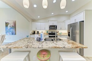 Fridge, stovetop, dishwasher