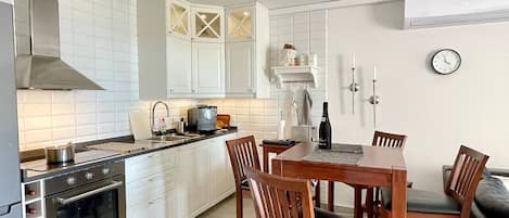 Kühlschrank, Mikrowelle, Ofen, Wasserkocher mit Kaffee-/Teezubehör