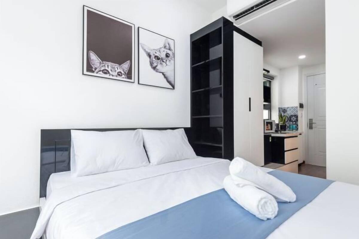 1 habitación, decoración personalizada, muebles diferentes y escritorio