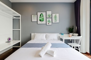 Deluxe Studio, 1 Queen Bed, Non Smoking, Balcony