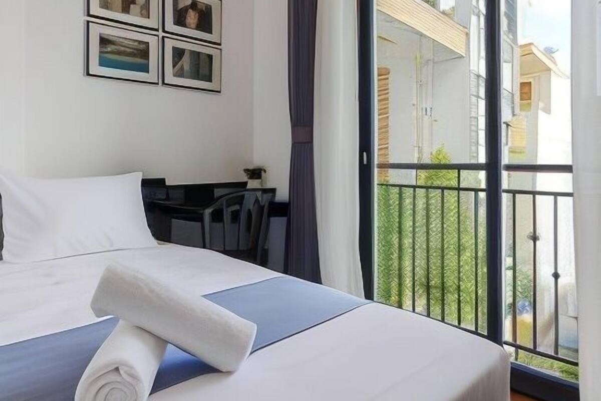 1 habitación, decoración personalizada, muebles diferentes y escritorio