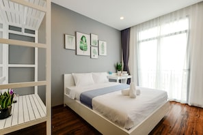 Estúdio luxo, 1 cama Queen, para não fumantes, sacada | Individualmente decorados, individualmente mobiliados, escrivaninha