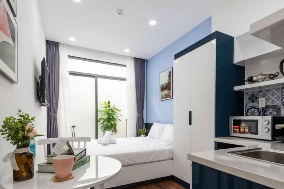 1 habitación, decoración personalizada, muebles diferentes y escritorio