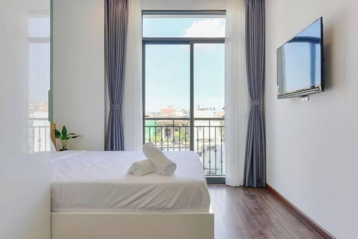 1 habitación, decoración personalizada, muebles diferentes y escritorio