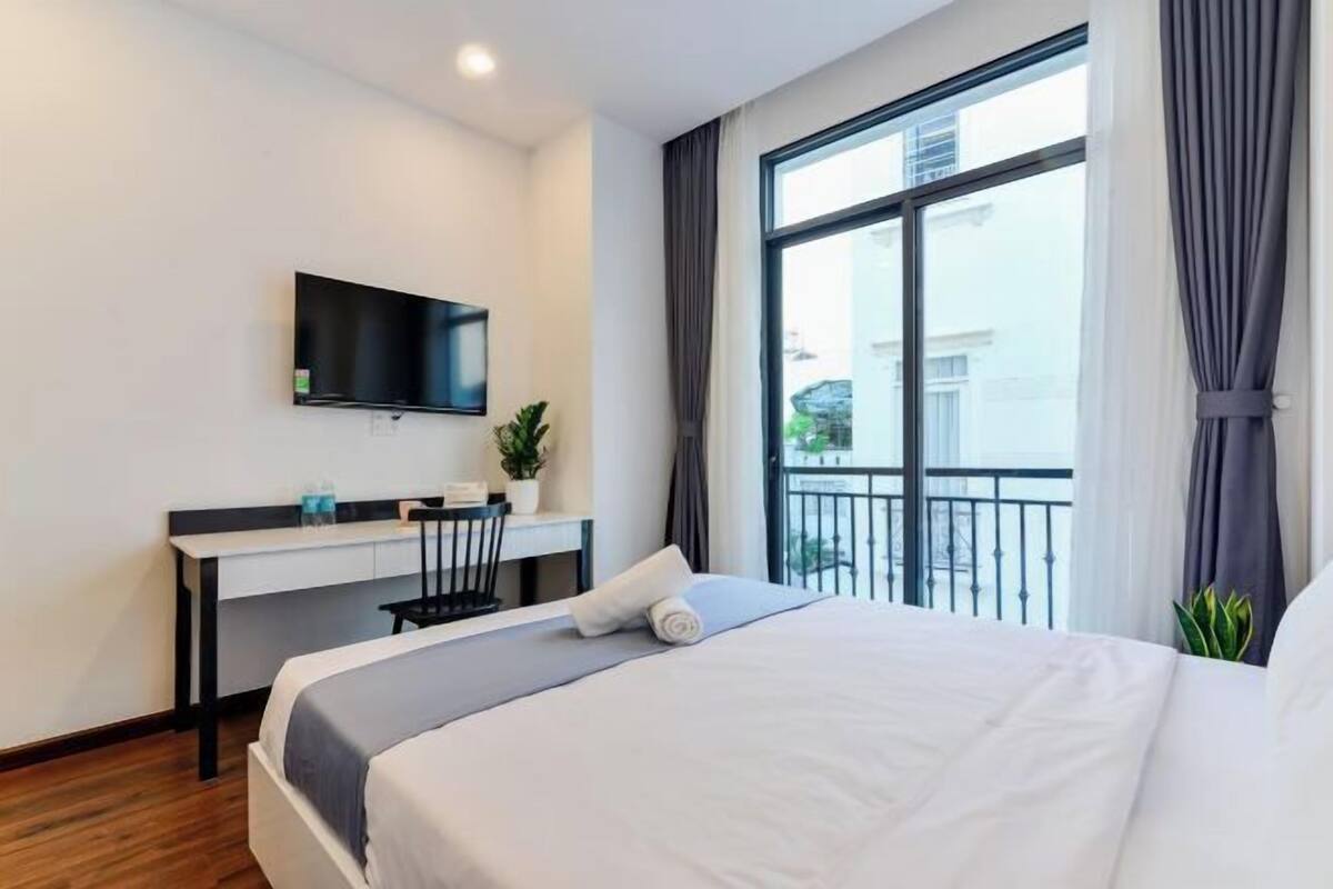 1 habitación, decoración personalizada, muebles diferentes y escritorio